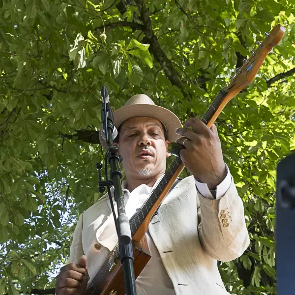 Photo de Stephan « Fingers » Barincourt au Festival Motors n' Blues 2024.