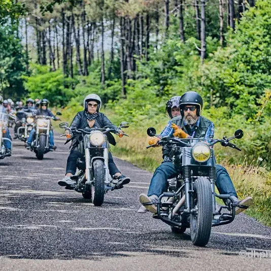 Balade à moto sur les routes landaises.