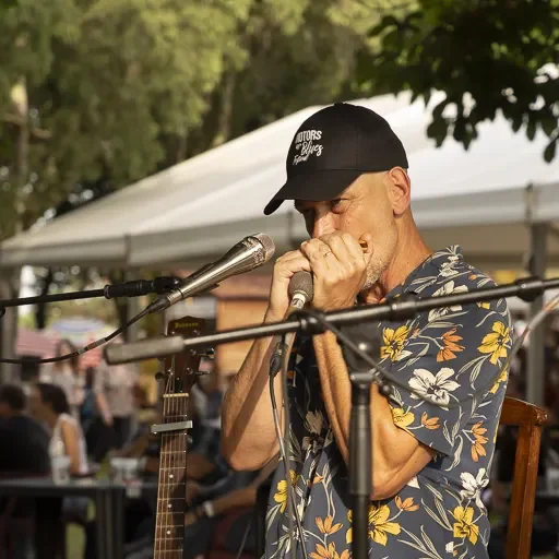 Talaho avec Teddy Costa en concert à Dax le 8 juillet 2023.