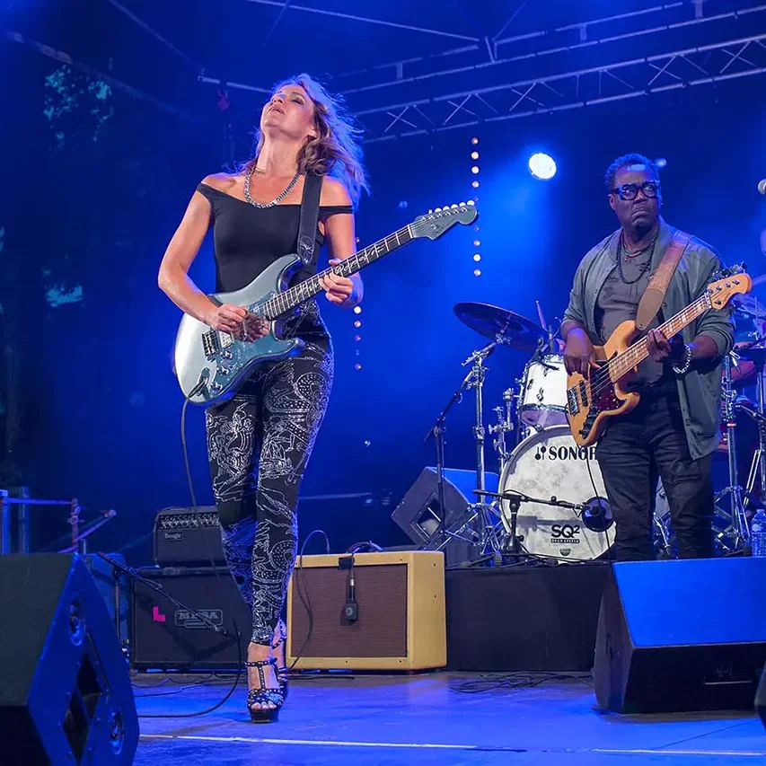 Ana Popovic et Buthel Burns en concert au DMBF en juillet 2024.