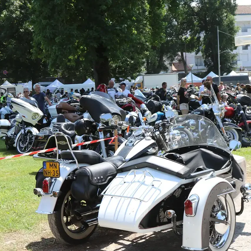 Parking motos dans le village DMBF à Dax en juillet 2019.