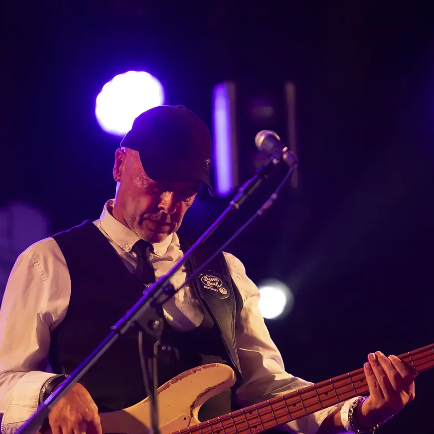 Ludovic Timoteo à la basse pour le concert de The SuperSoul Brothers en 2023.