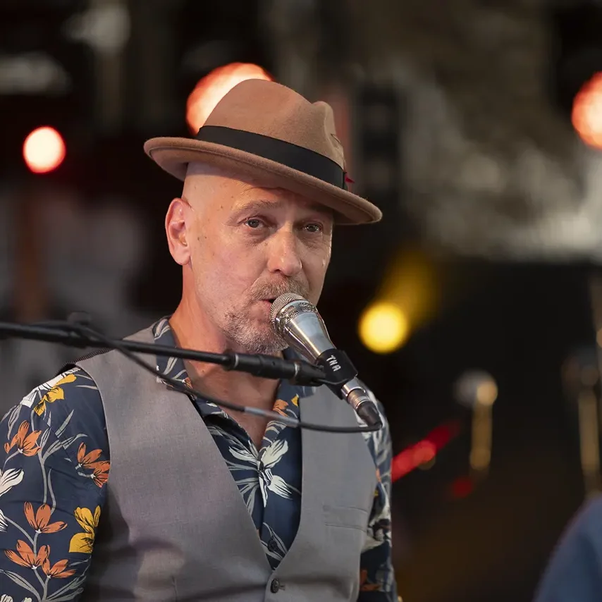 Teddy Costa en concert au Motors n' Blues 2023.