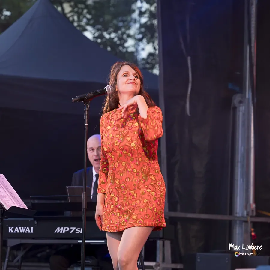 Élise Sperandio en concert avec Mayflies à Dax en juillet 2024.