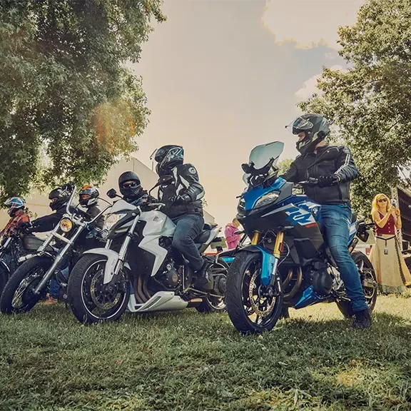 De nombreux motards participe à la balade avec différentes marques de motos.