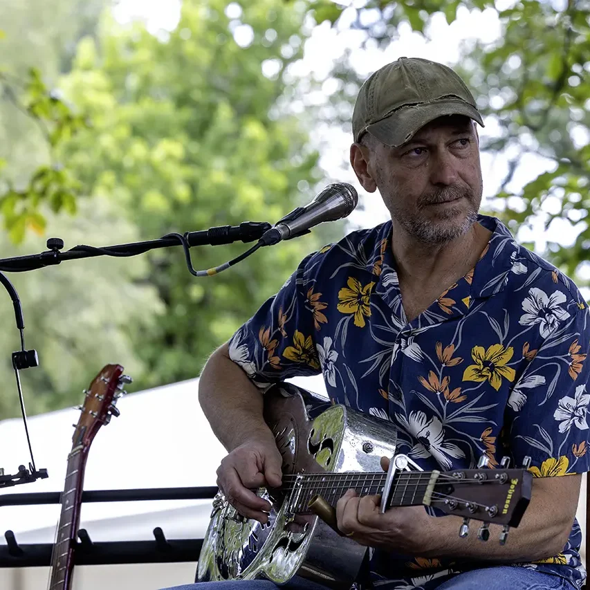 Teddy Costa et Yann Ravet forment un duo musical dynamique et talentueux.