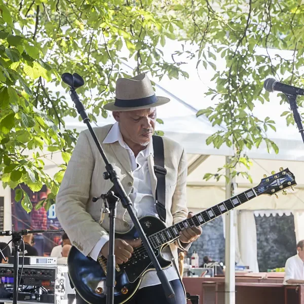 Stephan « Fingers » Barincourt est un guitariste français reconnu dans le milieu du blues.