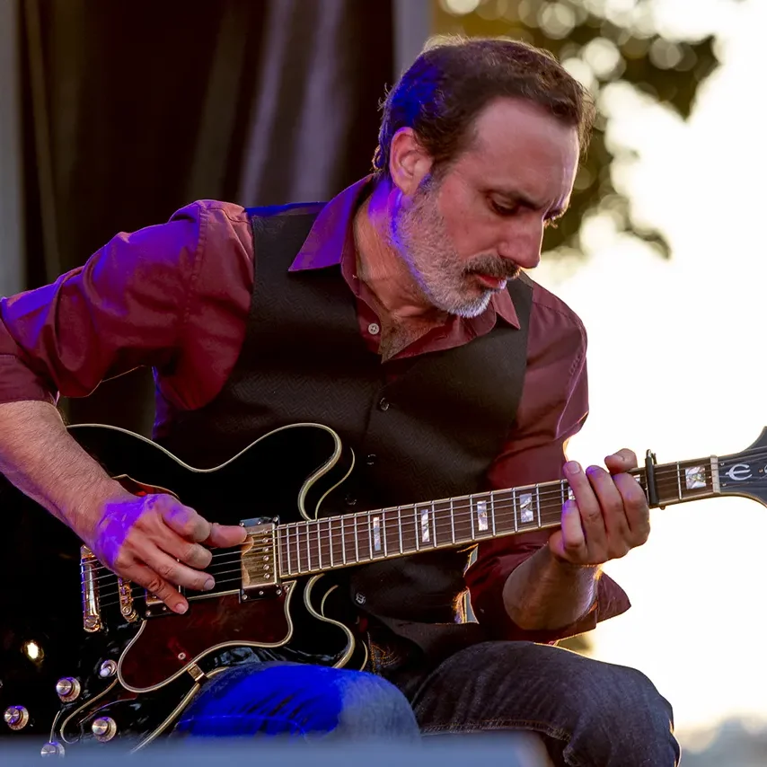 Teddy Costa et le guitariste Yann Ravet à Dax en 2023.