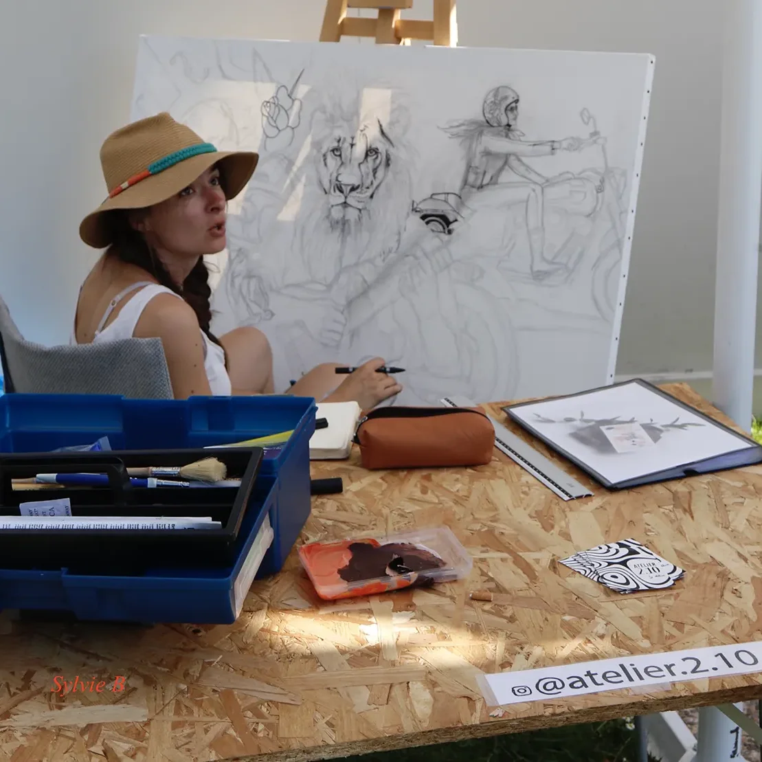 L'artiste peintre Alice Dumortier au Motors and Blues 2024.