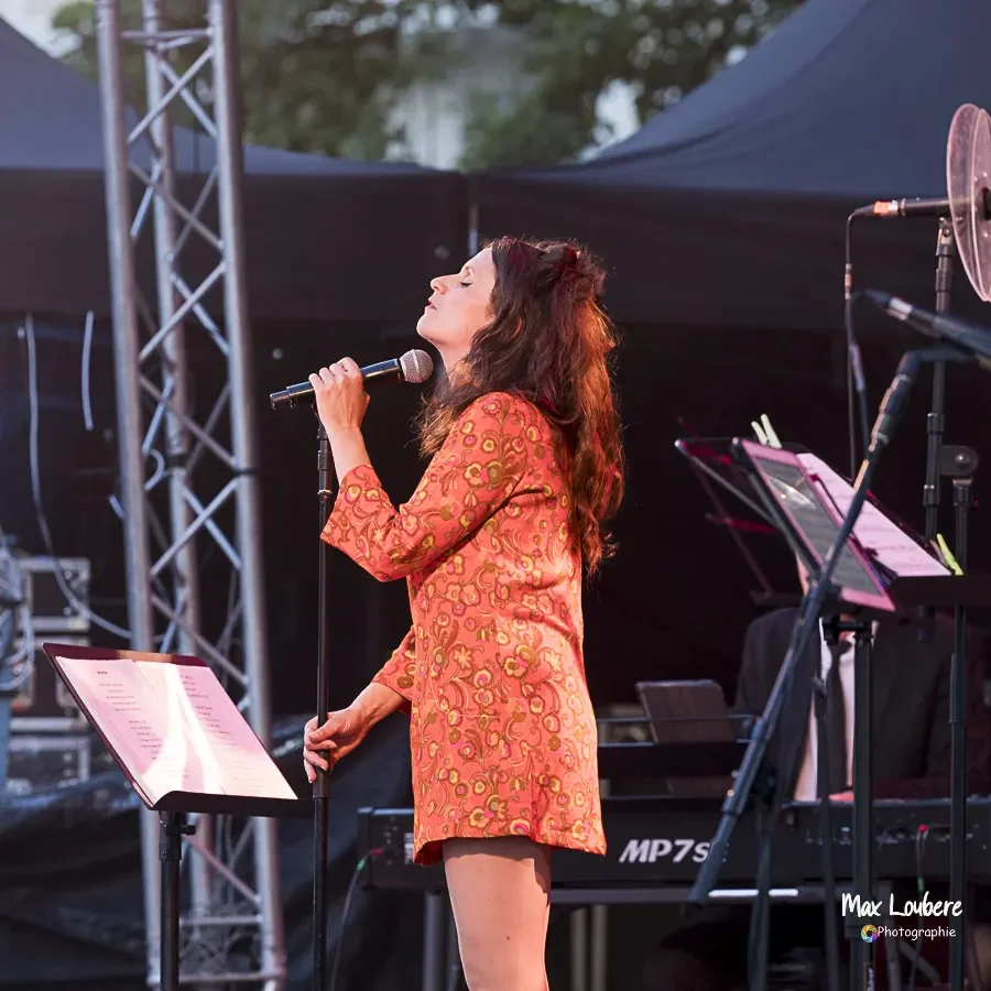 Élise Sperandio en concert avec Mayflies en hommage à Ray Charles.