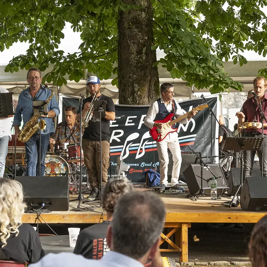 Keep On Groovin' : 7 musiciens sur la scène du Motors n' Blues