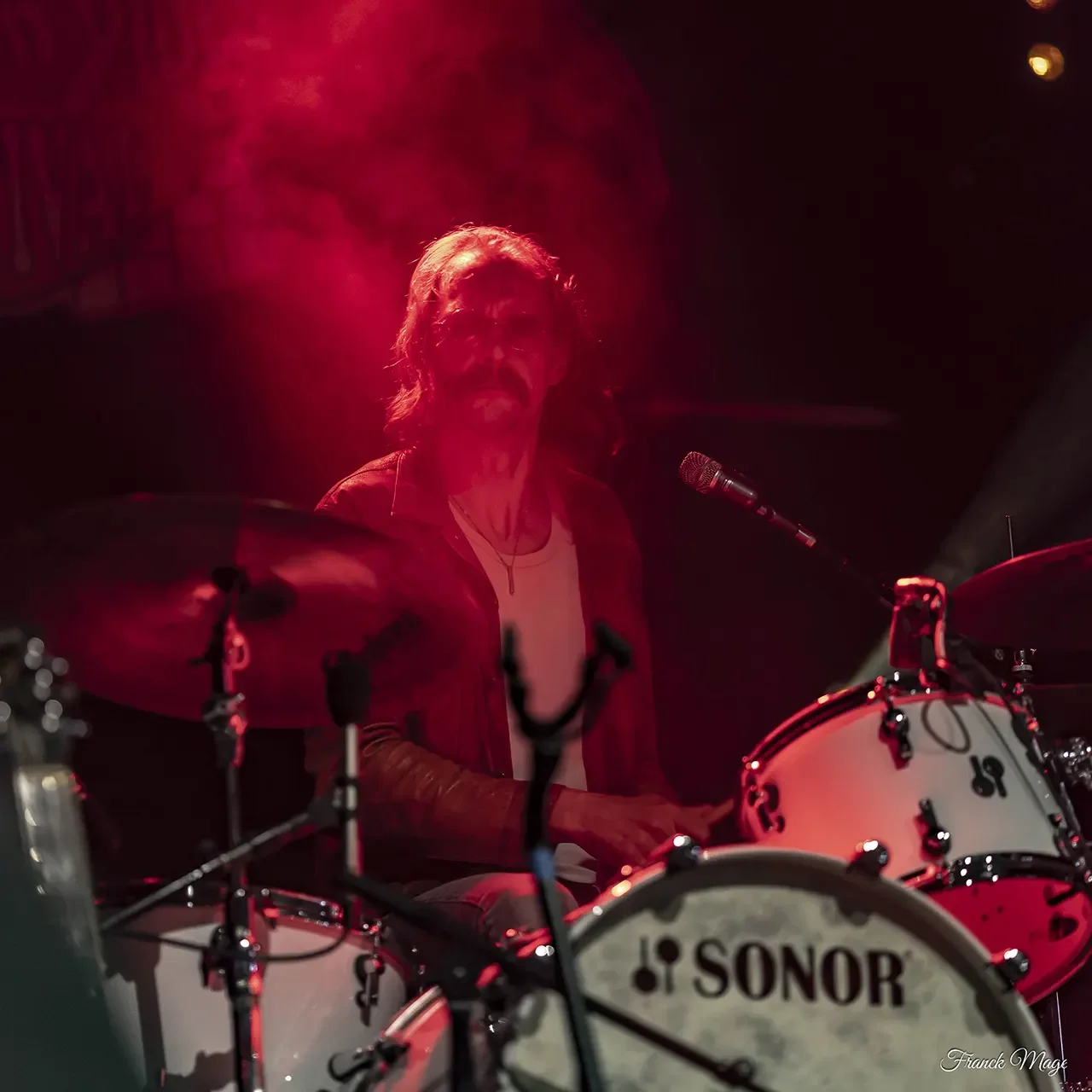 Olivier Ferrarin en concert avec Midnight Cross à Dax en 2025.