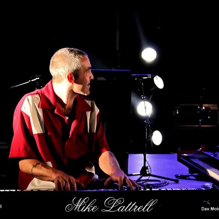 Mike Lattrell aux claviers à Dax le 6 juillet 2013.
