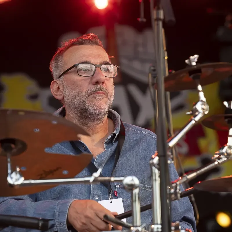 Denis Bielsa à la batterie pour le concert de Teddy Costa.