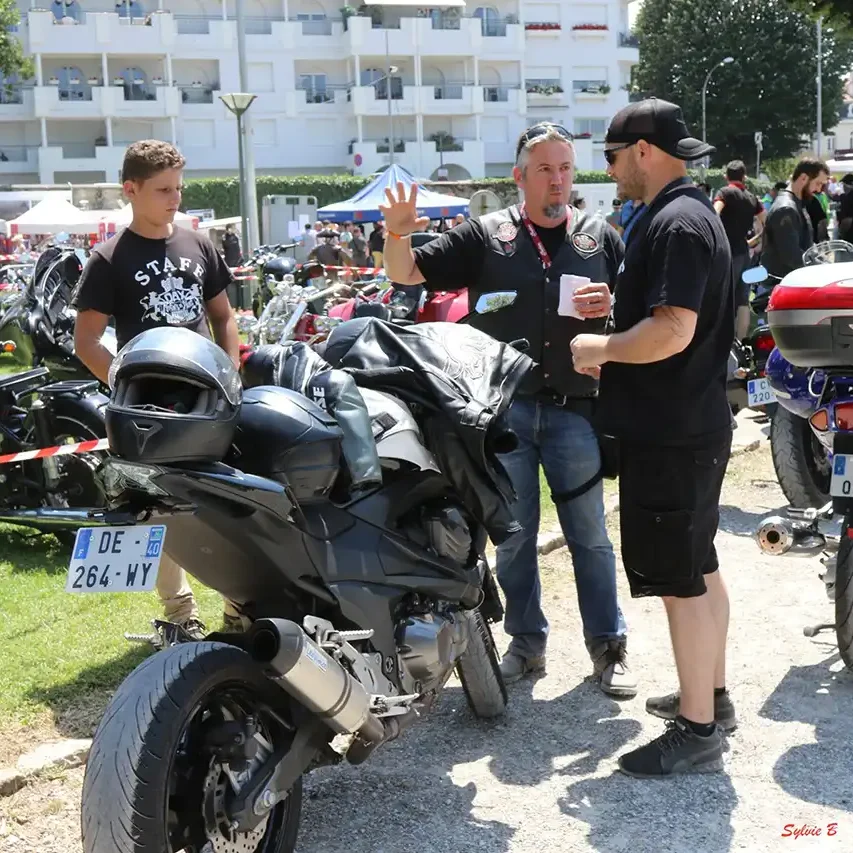 Alban, bénévole du festival, guide les motards au village DMBF.