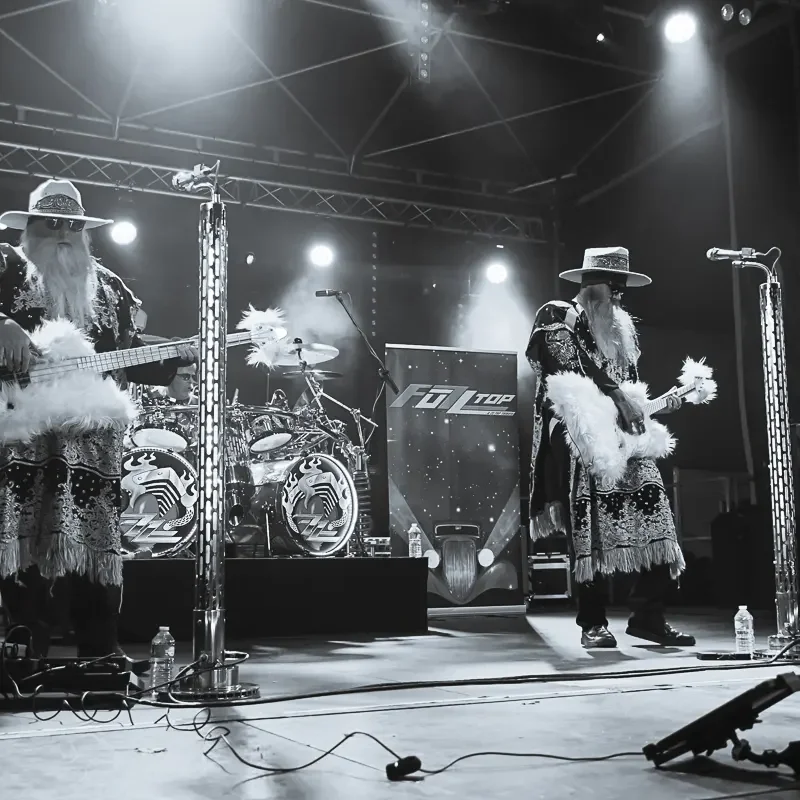 Fuzz Top, tribute et sosies de ZZ Top à Dax en juillet 2024.