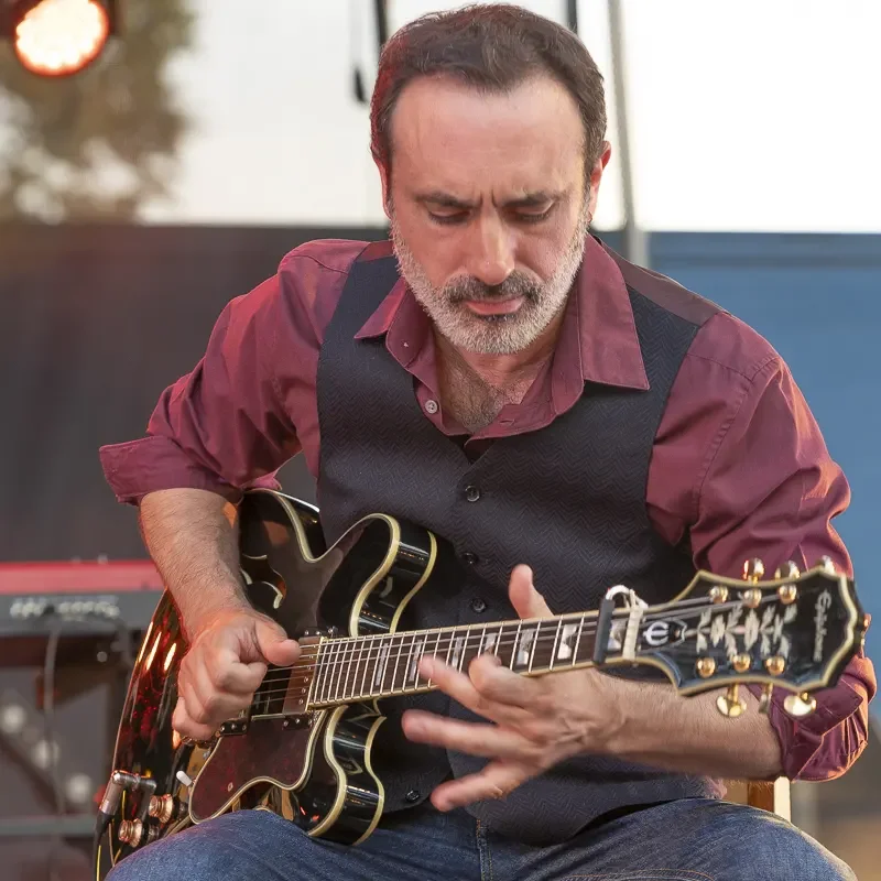 Concert de Teddy Costa à Dax avec Yann Ravet à la guitare.