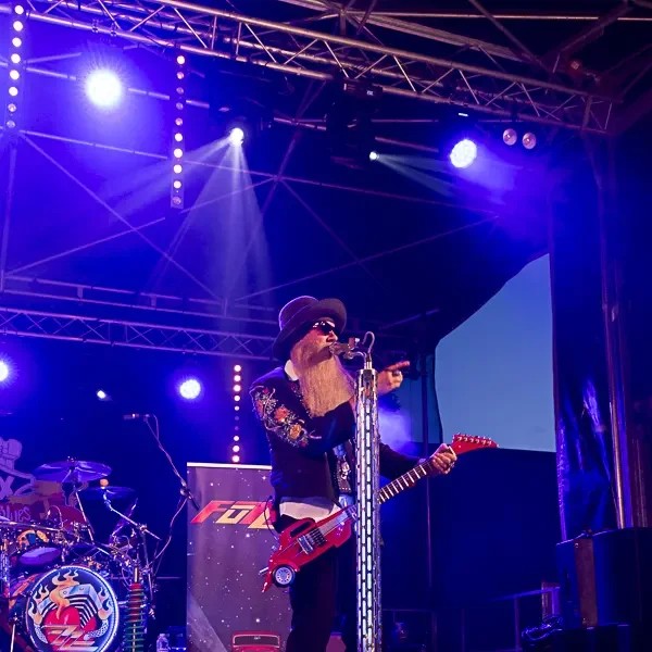 Concert de Fuzz Top, Patrick Pacheco à la guitare sur la scène du DMBF.