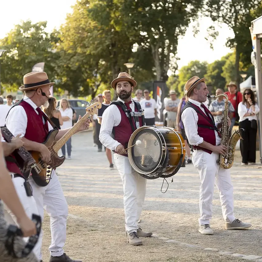 Le Brass, déambulation au festival Motors n' Blues de Dax.