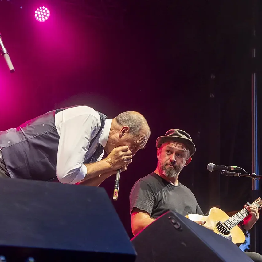 La voix de Mister Mat et les envolées d'harmonica de Barefoot Iano.
