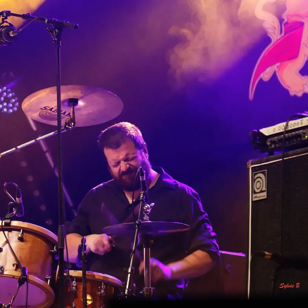 Nicolas Ubico à la batterie pour le concert de Karoline Legrand à Dax.