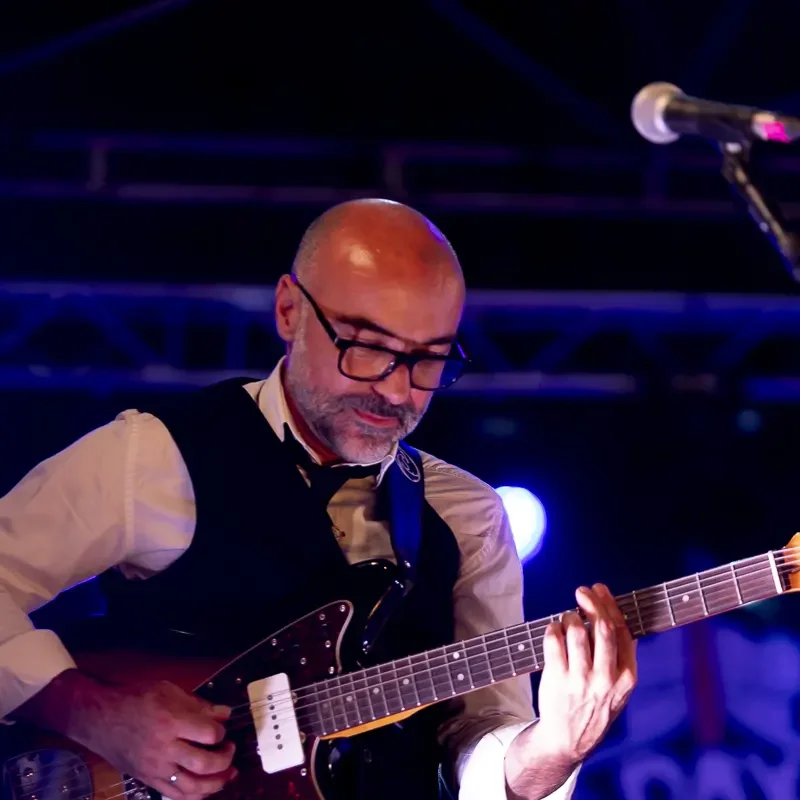 Pierre-Antoine Dumora à la guitare le 7 juillet 2023 à Dax.