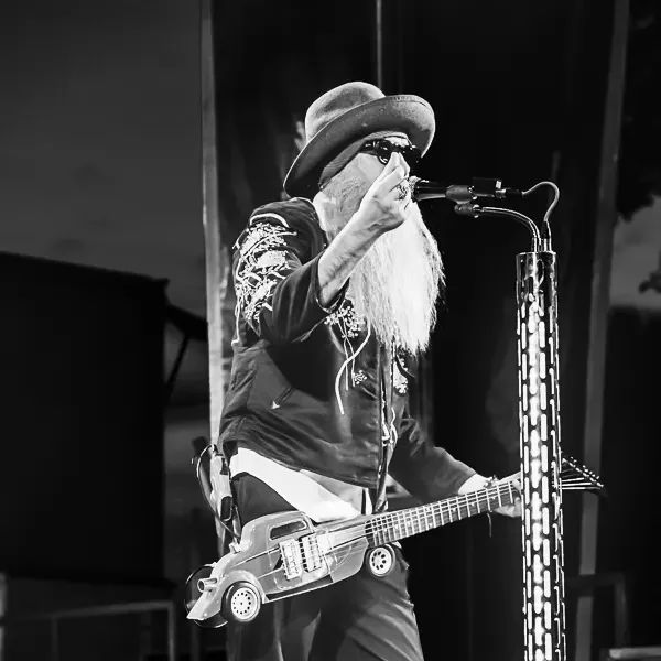 Le guitariste Patrick Pacheco sur la scène du Dax Motors n' Blues Festival (DMBF).