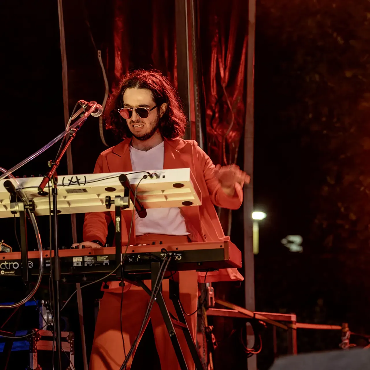 Mateo Perfetti aux chœurs et au clavier en concert avec Alyssa Galvan Band.