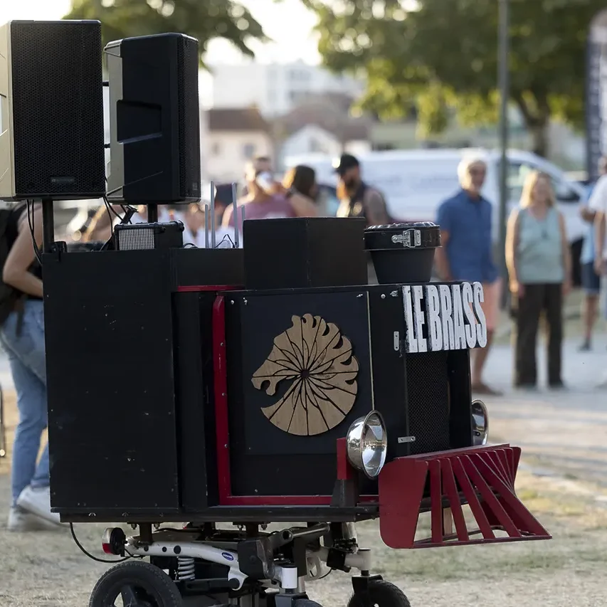 Le Brass en concert au festival Motors n' Blues de Dax.